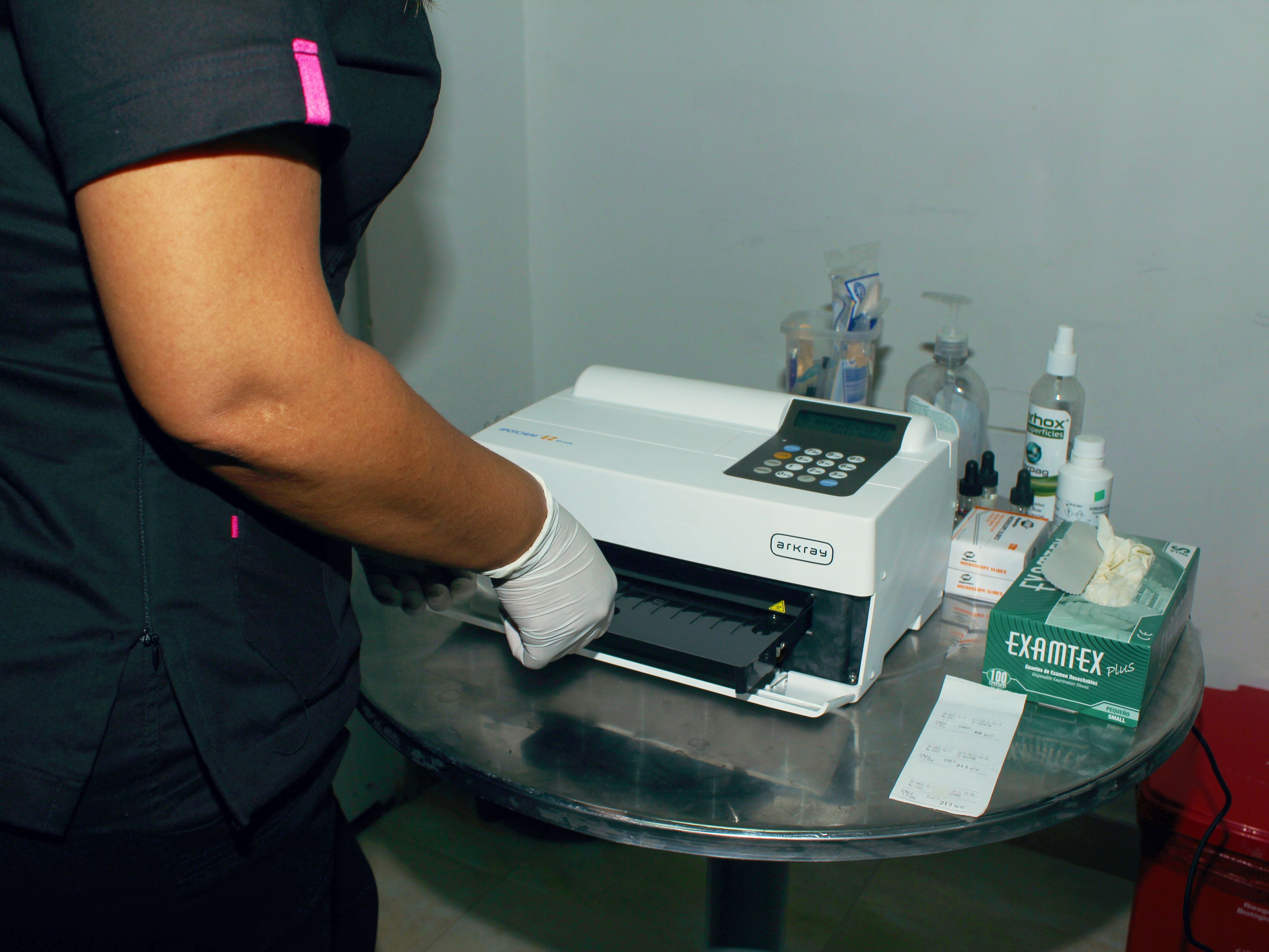 El equipo "SPOTCHEM" ha sido verificado por el personal de laboratorio de la E.S.E Popayán, además se capacitaron algunas personas del equipo extramural con el fin de garantizar el buen uso y prestación del servicio.